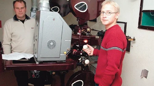 Lennart Järderup och Leif Freij snurrar igång projektorn och nu är det dags för långfilmen I mörkaste Småland.