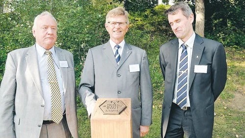 Leif Carlson, landshövding Sven Lindgren och Per-Åke Svensson är alla glada att Vimmerby fått ett nytt byggnadsminne.
