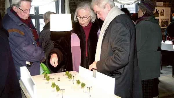 Nu kan Vimmerbyborna se minnesmärkesförslagen. Här tittar Sten Nachtweij, Britta-Maria Gustafsson och Anders Lindgren på den spelande lindens placering på torget.