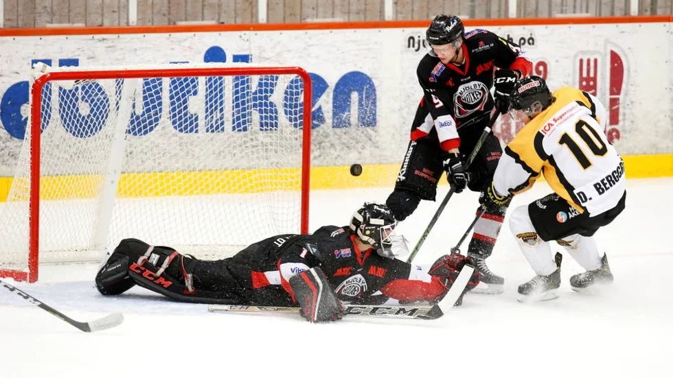 Tung eftermiddag. Målvakten Adam Ingelfeldt hade inte mycket att göra på målen.