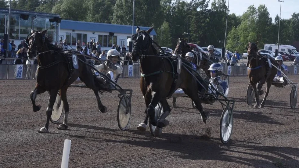 Vinnare. Favoriten Ebony Boko tillsammans med en nöjd Oskar J Andersson vann Mantorpsloppet. Tvåa blev Sembs Rebir med Magnus Jakobsson.

Fotograf: Magnus Strömsten.