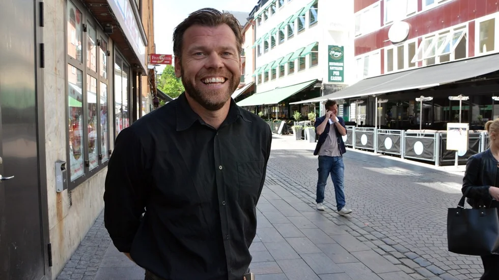 Anders fixar festen. Foto: Stefan Hedström