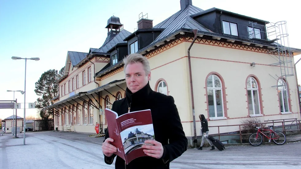Länsstyrelsen i Kalmar har hjälpt till med en 120 sidor tjock vård- och underhållsplan. Den blir grunden för Mattias Jacobssons strävan att återställa stationshuset i sin forna glans.