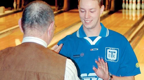 Magnus Larsson jublar över sin 300-serie i Tulls match mot Varta som dock förlorades med 11-9.