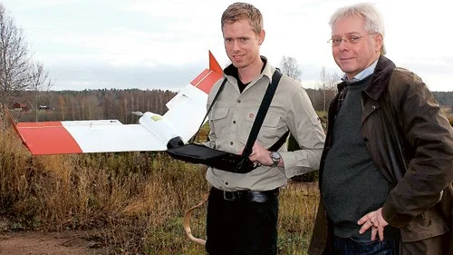 Andreas Abramsson Barrstrand visar upp det obemannade flygplanet för Gerth Hjalmarsson.