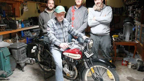 Arne Wallerstedt sitter på en av sina motorcyklar. Pascal Schmit sköter kameran, Gunnar Tejle organiserar helgen och Marc Hartmann är filmproducent.