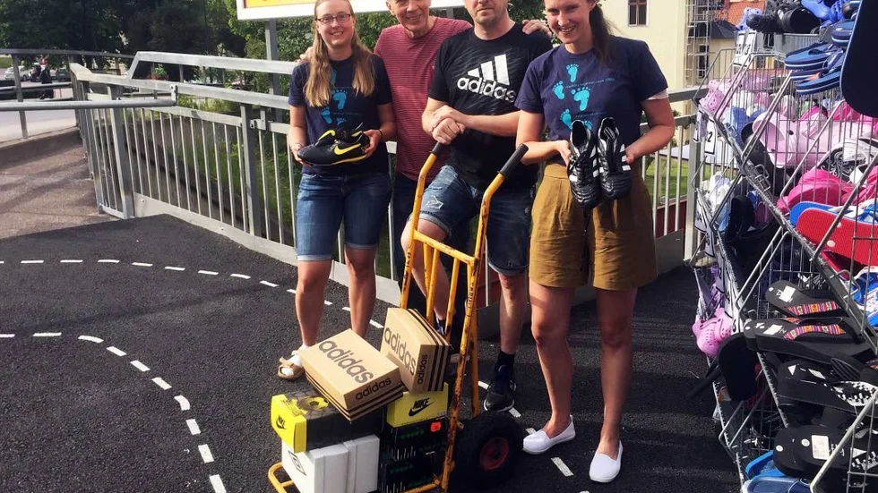På god fot. Carina Larsson, Mount Elgonföreningen, och läkaren Frida Rynningsjö tackar för bidraget från Lars Sandström och Peter Andersson.