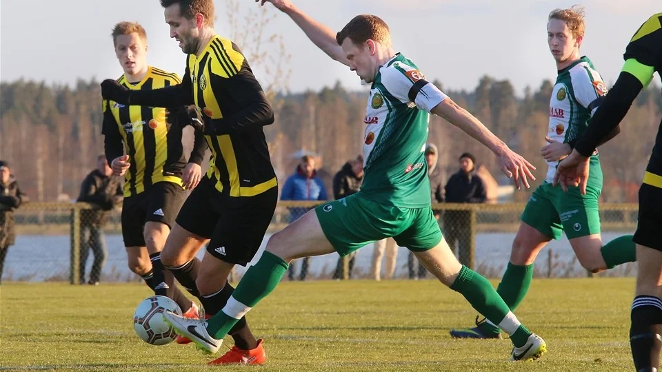 Hultsfreds Pierre Fransson var hack i häl på Västerviks Jimmy Svensson och vann med 3–2. Foto: Roelof Stroetinga