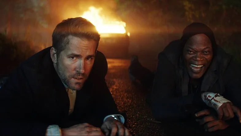 En riktig resa. Livvakten Michael Bryce (Ryan Reynolds) och yrkesmördaren Darius Kincaid (Samuel L Jackson) åker på roadtrip till Amsterdam.