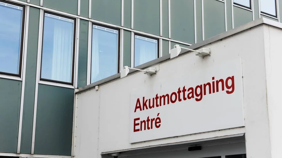 Socialstyrelsen har samlat in uppgifter om akutbesök och väntetider sedan 2015. I Västervik får personer som är 80 år och äldre vänta något längre jämfört med yngre patienter.