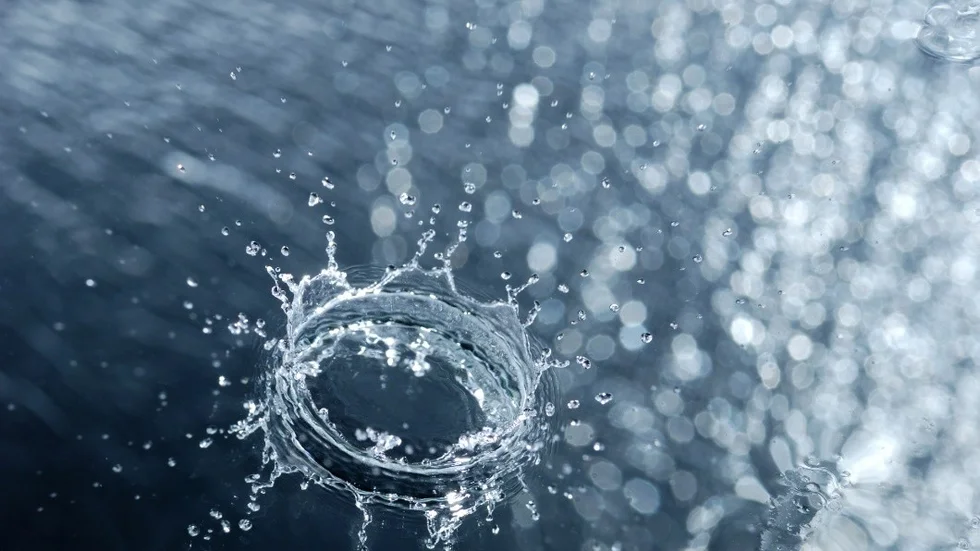 Splash. A water table with effective drops stains on water
