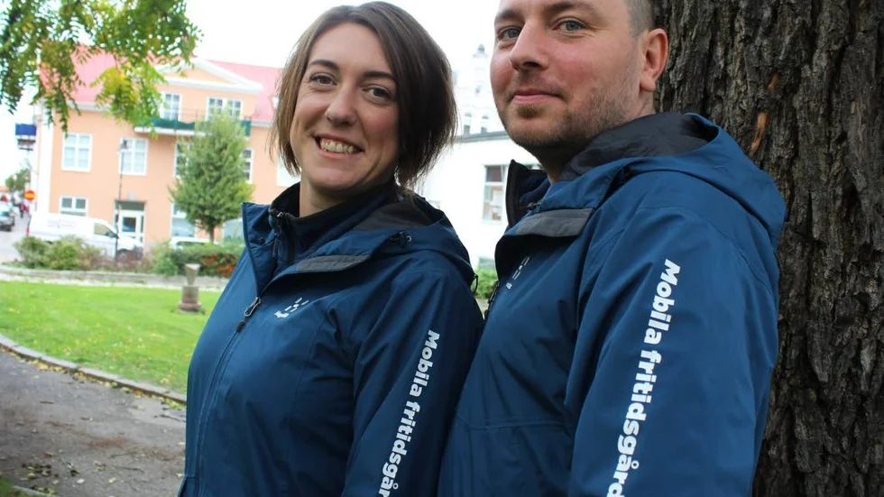 Lisa Bengtson och Theodor Larzon utgör Mobila Fritidsgården. De vill aktivera ungdomar som inte tar sig till Mejeriet.
