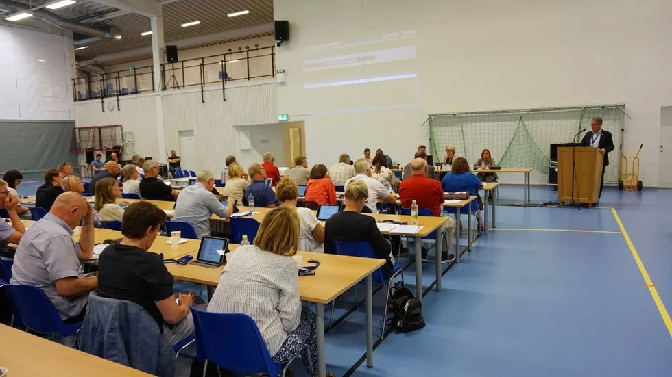 Kommunfullmäktige godkände satsningen på ridskolorna vid sammanträdet i Totebo idrottshall i måndags.