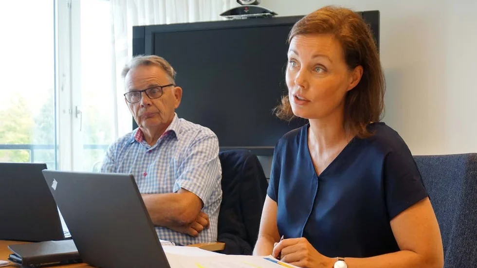 HR- och kommunikationschef Sofia Eldh går igenom kommunens personalredovisning. Conny Tyrberg (C) lyssnar.