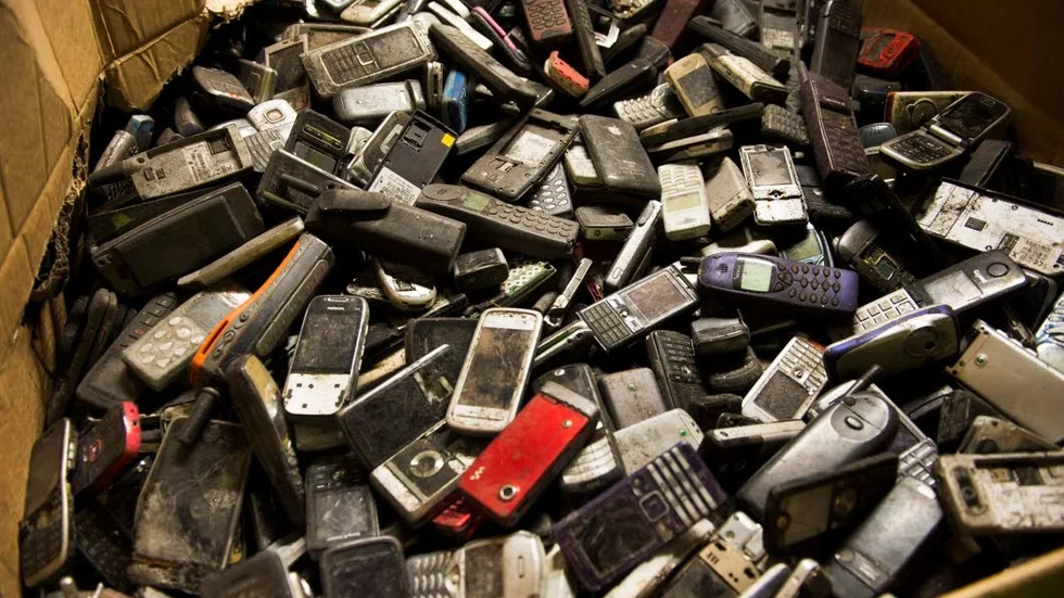 Att byta mobiltelefon varje år är inte föreniligt med miljön, menar debattören.