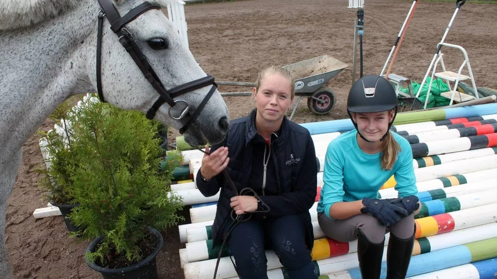 STARTER. Enya, Martina Adolfsson och Olivia Elf är alla med i helgens stora tävlingar på Nykyrka ridklubb.