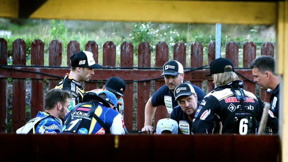 KRIS. Piraterna riskerar att ramla ur elitserien. Även ekonomiskt är det kris då ordföranden nu erkänner att klubben ligger efter med förarlöner.