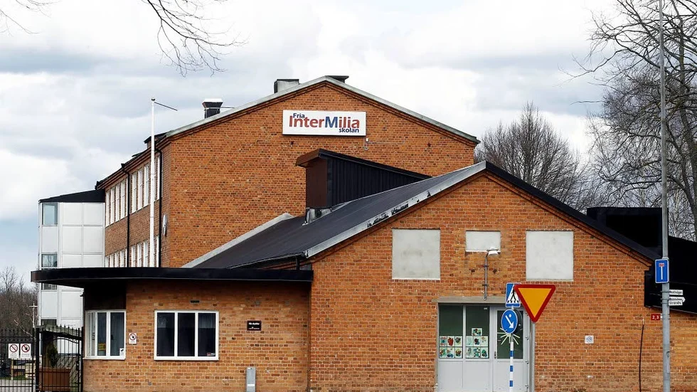 Krossat fönster till Fria Intermiliaskolans gymnastiksal.