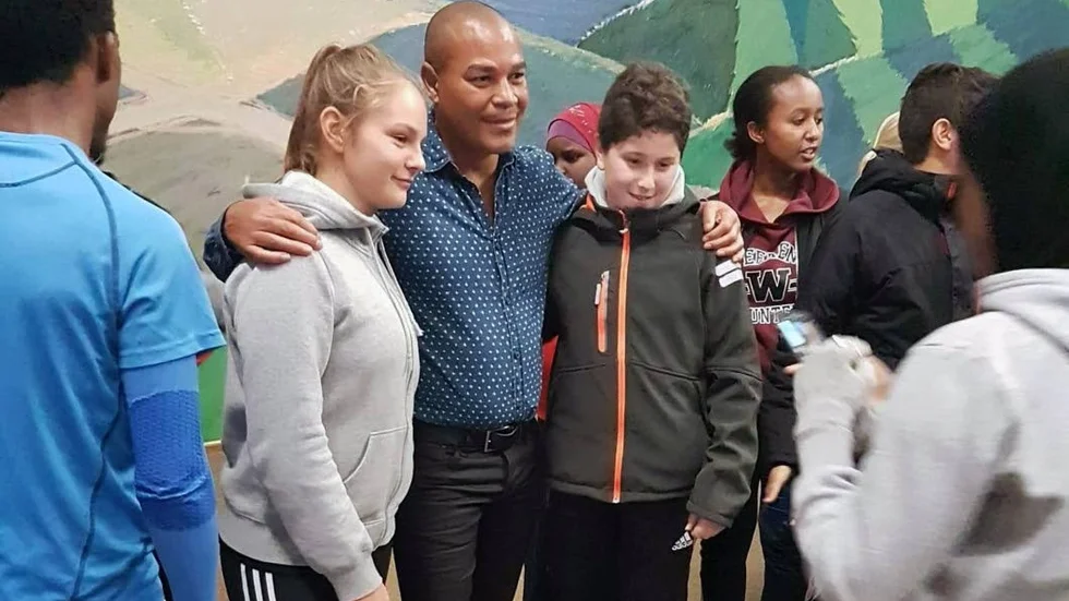 SNACK. Ex-proffset i boxning, George Scott, mötte Motalas ungdomar i samband med Skolbroloppet. Även efter föreläsning blev det lite snack om livet och om idrott.
