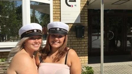 Emilie Sandman har fått jobb som lastbilsmekaniker efter studenten. Och kompisen Emma Hagman har fått jobb som lastbilschaufför.