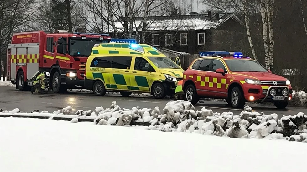 En ambulans krockade under utryckning med en personbil i en korsning i Vena strax före klockan 14 i dag. Det fanns ingen patient i ambulansen vid olyckan.