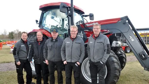 En stor traktor och några "brea" pojkar hos Mek & Maskin, fr v Johan Rydén, Jörgen Florbäck, Conny Johnsson, Nicklas Samuelsson och Göran Lindström.