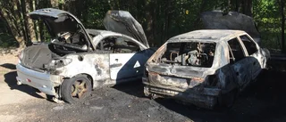 Flera bilar skadades i brand vid Lindövägen