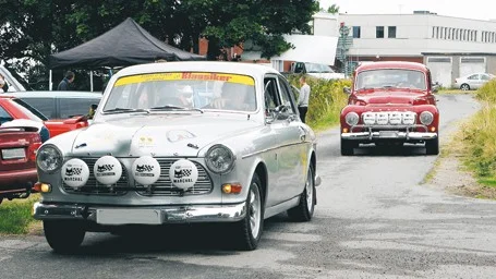 En Volvo Amazon i tuff GT-förklädnad tätt följd av en röd Volvo PV Sport, fullt rallyutrustad.