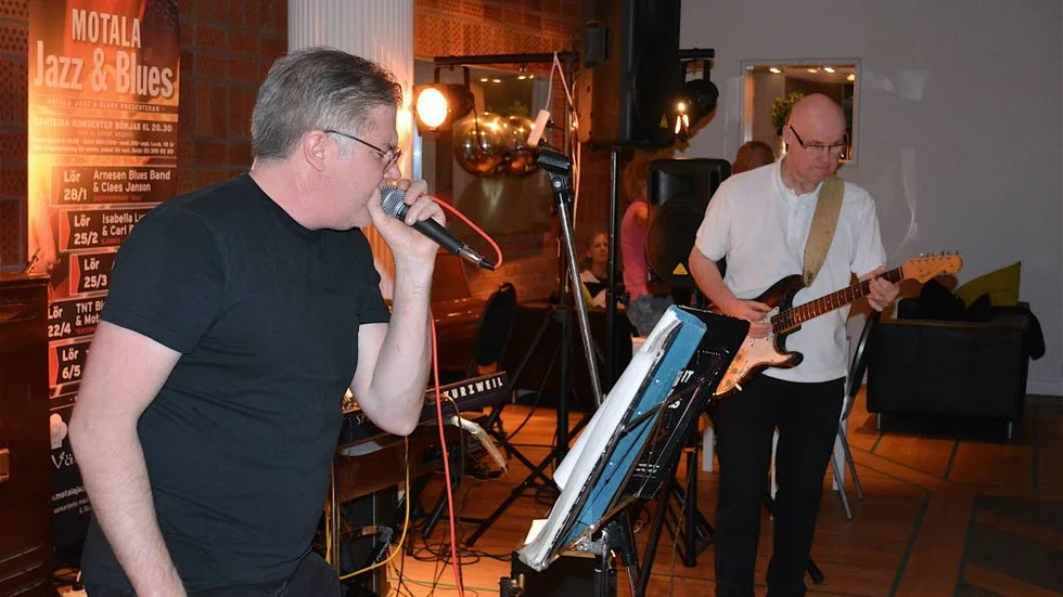 Blues och rock. Sångaren Christian ”Kicken” Lind och gitarristen Rikard Johansson i A pint of blues från Motala och Mjölby.