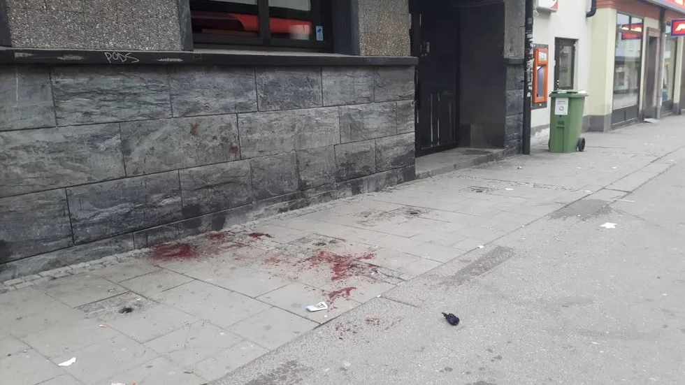 Brottsplats. En man i 30-årsåldern blev under natten till söndagen knivhuggen i centrala Linköping.