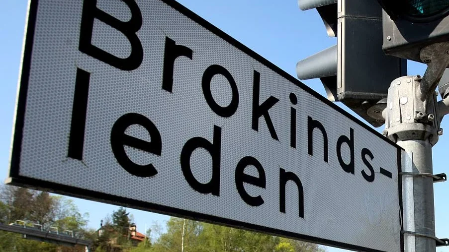 Den elektroniska skylten på Brokindsleden strax innan Hamngatan har bytts ut. Varför, undrar insändarskribenten.