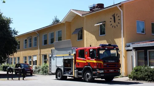 Räddningstjänsten fick rycka ut till Centralskolan i Virserum i helgen då vandaler öppnat upp en brandpost inne i skolan vilket orsakade omfattande vattenskador.