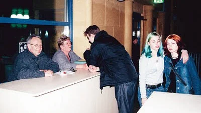I entrén på Metropol under fredagskvällen sitter Fred och Irene Skarstedt. Deras i dag vuxna barn, Tommy och Therese jobbar också denna kväll.