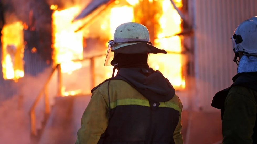Räddningstjänst vid pågående brand.