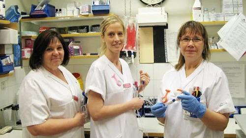 Kampen mot klockan. Här ser ni sjuksköterskorna som försöker hinna med allt, trots underbemanning och överbeläggning.  Från vänster: Marie Nordström, Helene Derbert och Ågot Einebrant Lundén.