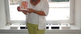 Stina visar sina konster
