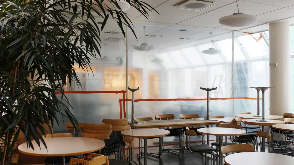 Stängt. Sjukhusets kafeteria håller stängt för att byta golv.