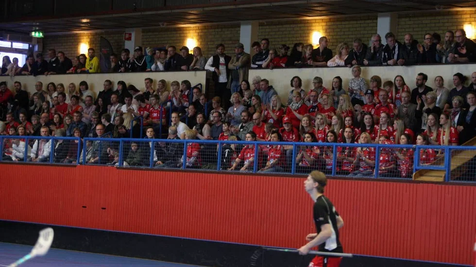 MOTALAPUBLIK. Halva läktaren var full av tillresta Motalabor när Solfjäderstaden vann i Skövde. Nu ska det bli publikrekord i returen i Motala sporthall.