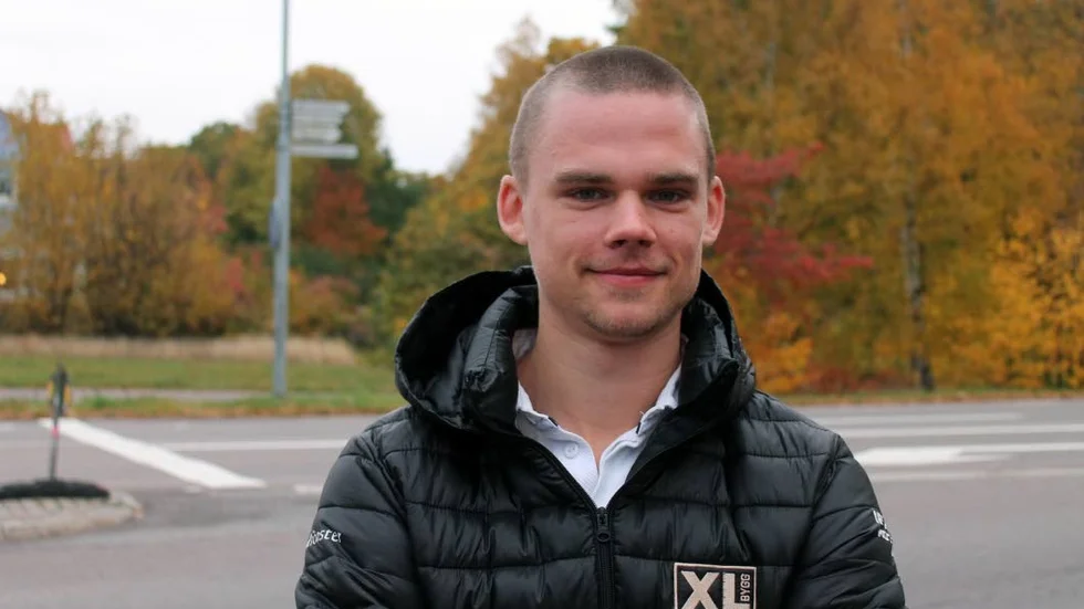 TRE ÅR TILL. Lagkaptenen Erik Ivarsson skrev på onsdagen på för tre år till för IFK Motalas bandylag. "Jag tror på IFK", säger han.