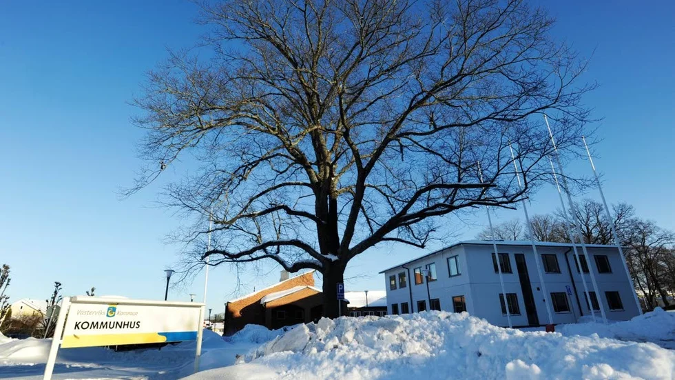 Västerviks kommunhus. Svällande administration och större kommunala bolag har lett till minska produktivitet i kommunen, skriver Janne Näsström.