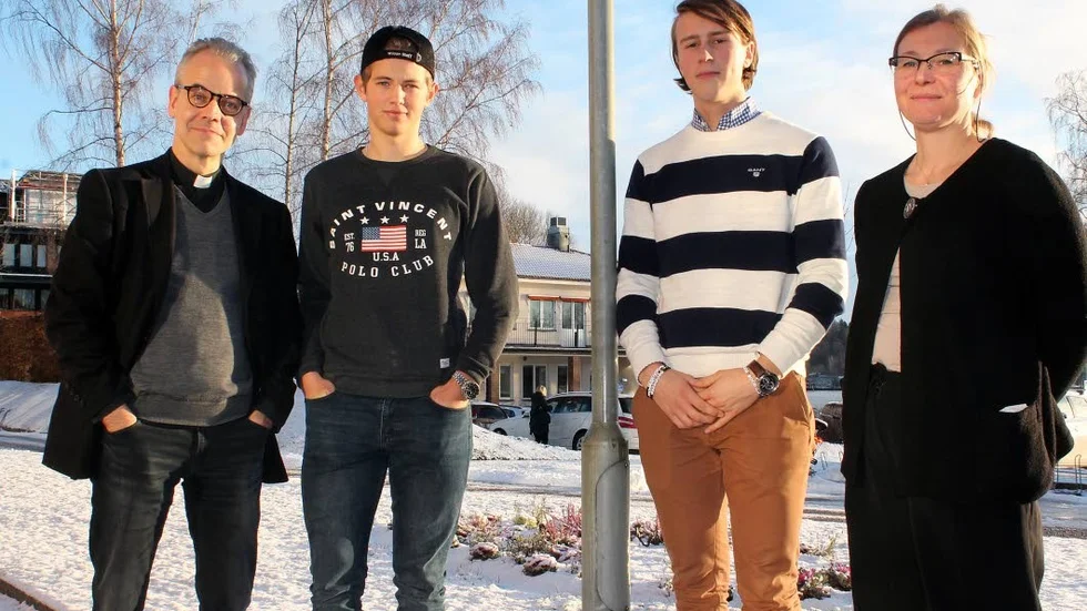 Mikael Billemar, Norton Forsman, Lukas Bergmar och Petra Schendel satt under fredagen och tittade på alla elevers förslag på ljussättning till nyårsvandringen.