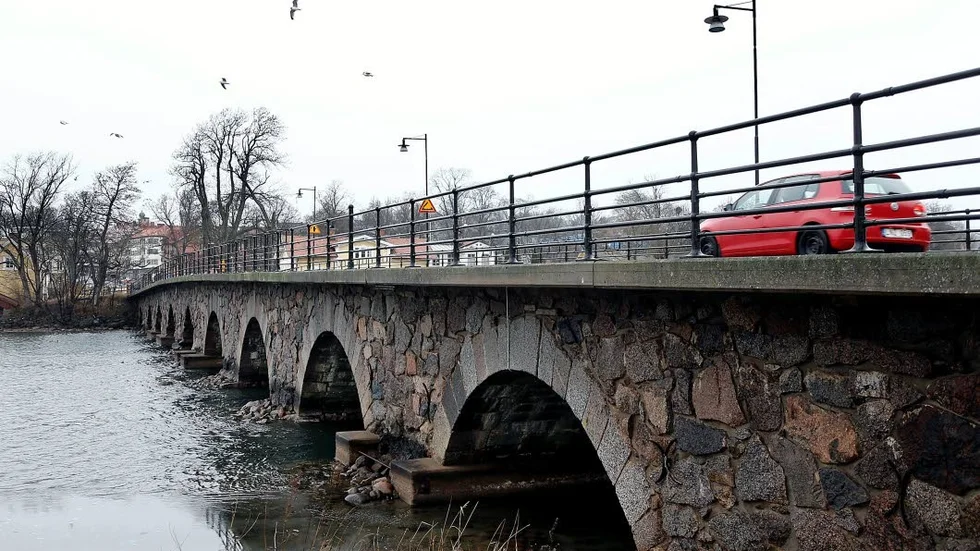 Gamla strömbron kommer inte att klara påfrestningarna med mycket ny trafik menar kommunen.