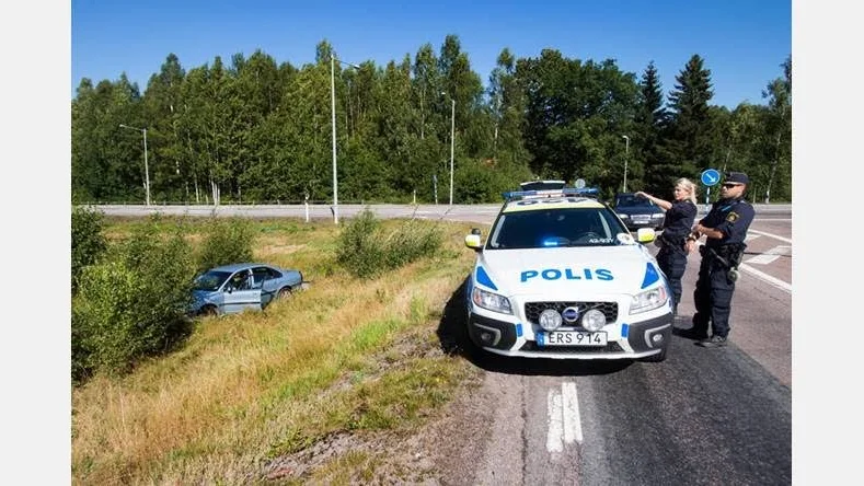 Biljakt. Vid Nykyrka körde bilen i diket och polisen fick följa efter de misstänkta männen som sprungit från platsen.