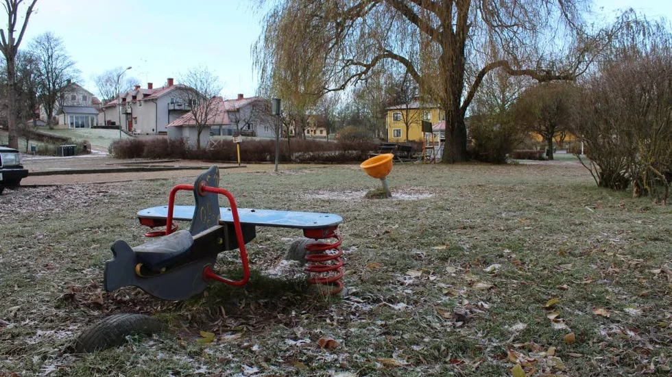 Vill ha mer. En familj som regelbundet besöker Gamleby tycker att det saknas en lekpark i centrum. I Unos park finns en trasig gunggrej och en gul "snurra".