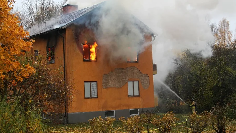 I tvåvåningshuset fanns fyra lägenheter. En tonårsflicka misstänkts ha tänt på.
