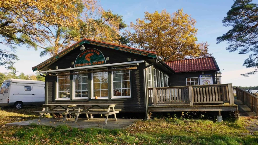 Omstritt. Västervik Resort vill att fiskecampen lämnar området. De båda bolagen har varit i luven på varandra i flera år.