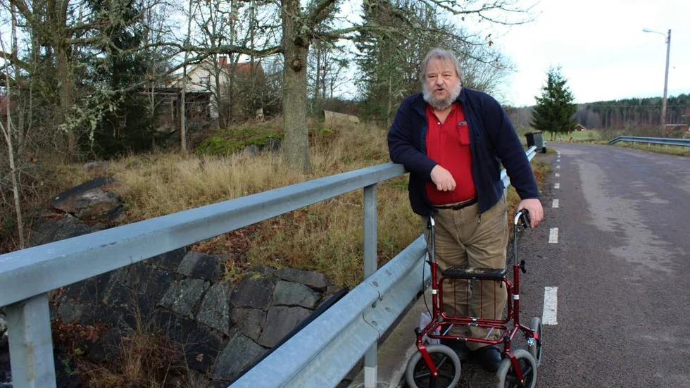 Irriterad. Arne Larsson i Yxered tycker att mobiloperatörerna borde åläggas att samarbeta, så att folk får bra telefoni på landsbygden. I dag är det lite si och så med mobiltäckningen.