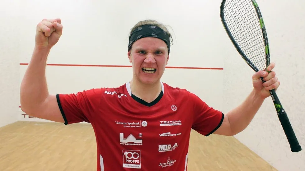 SEGERVRÅL. Calle Remle visar sin glädje efter 3-2-segern mot Björn Angtoft, vilket gav Teknova en 3–1-seger i lagmatchen.
