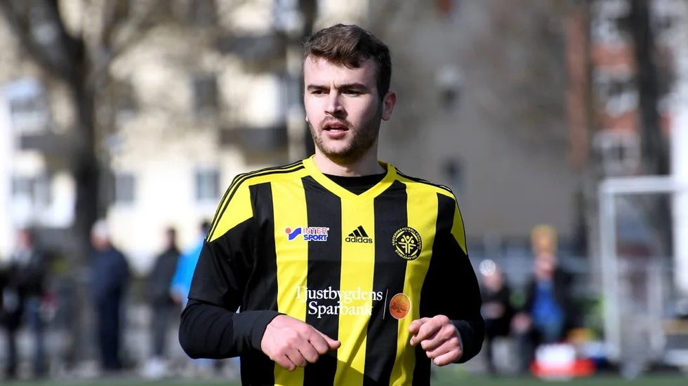 Presenterad. Kliton Bakiu byter gult och svart mot vitt och blått.
