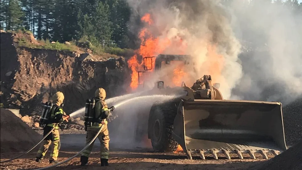 Föraren kände att det luktade rök och klev ut ur maskinen. Det hade börjat brinna i motorn. Föraren försökte släcka men räddningstjänsten fick ta vid.